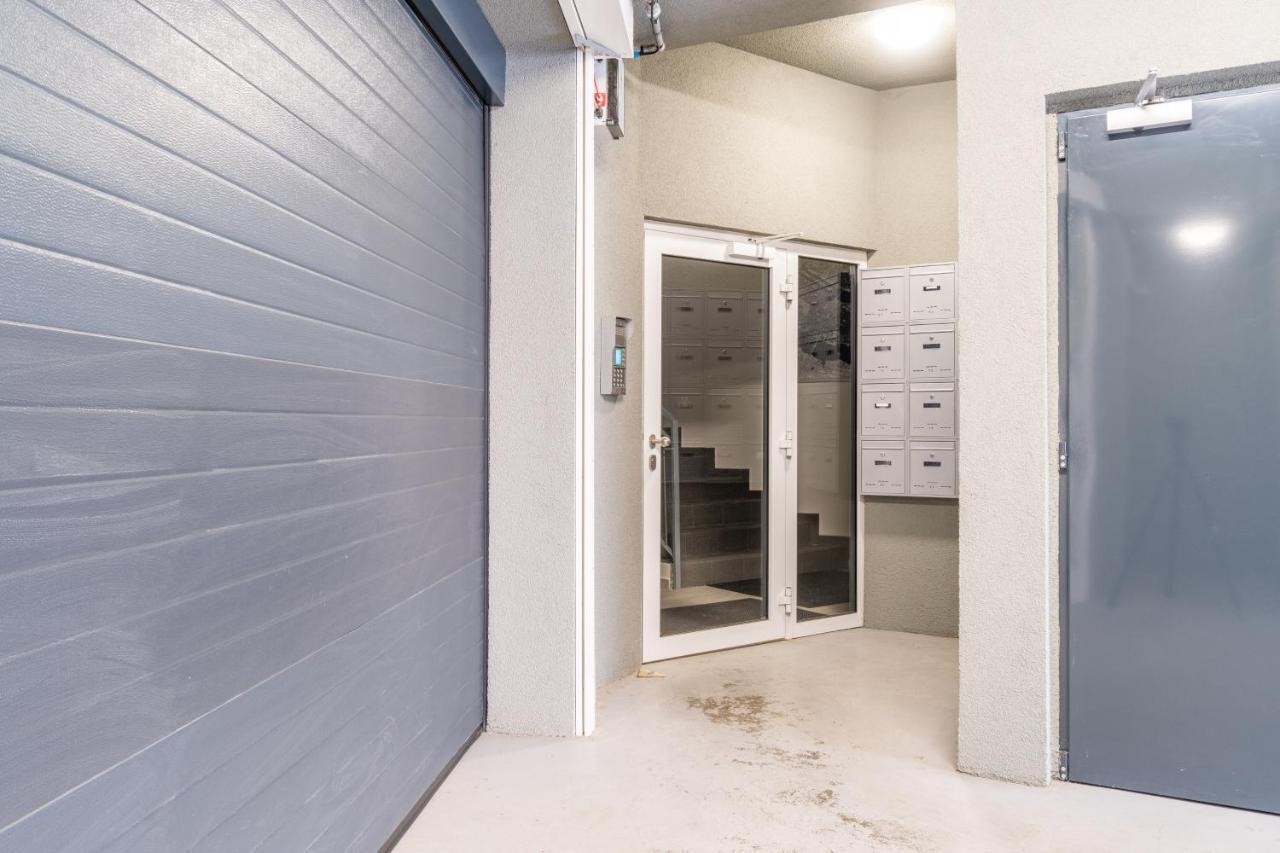 Brand New Two Room Apartment #34 With Free Secure Parking In The Center براغ المظهر الخارجي الصورة