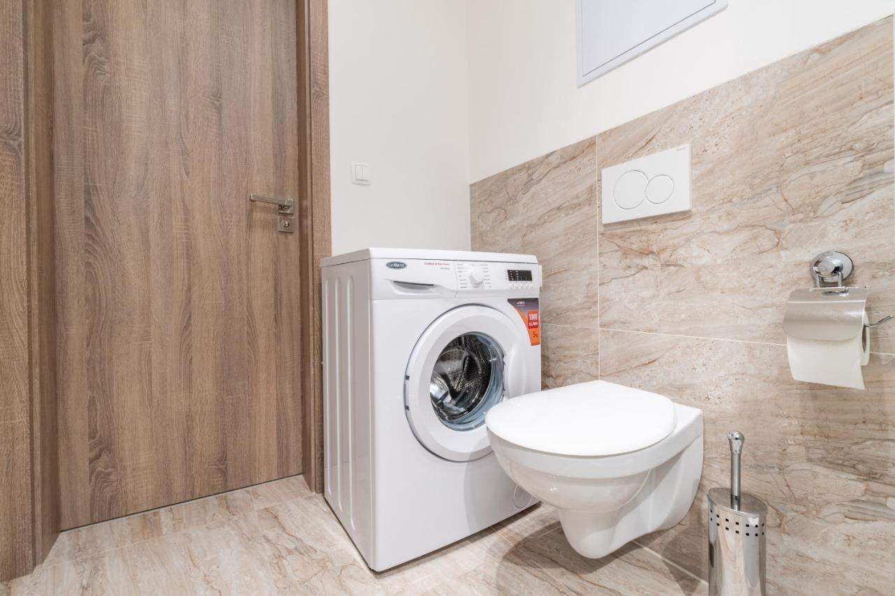 Brand New Two Room Apartment #34 With Free Secure Parking In The Center براغ المظهر الخارجي الصورة