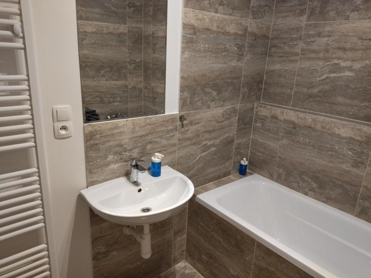 Brand New Two Room Apartment #34 With Free Secure Parking In The Center براغ المظهر الخارجي الصورة